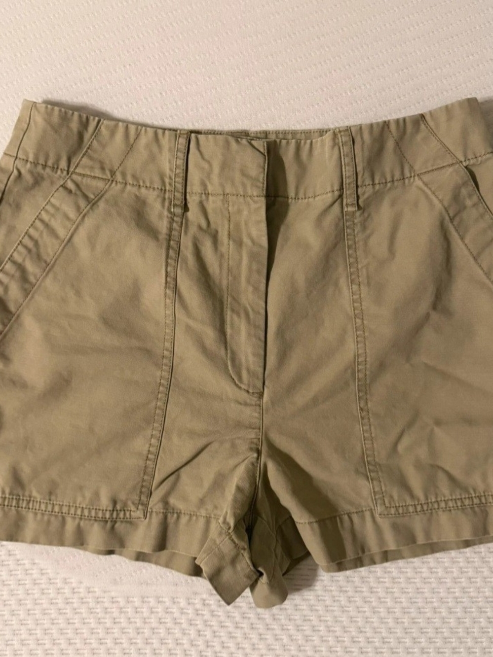 GAP Women’s Khaki Shorts Size 6
